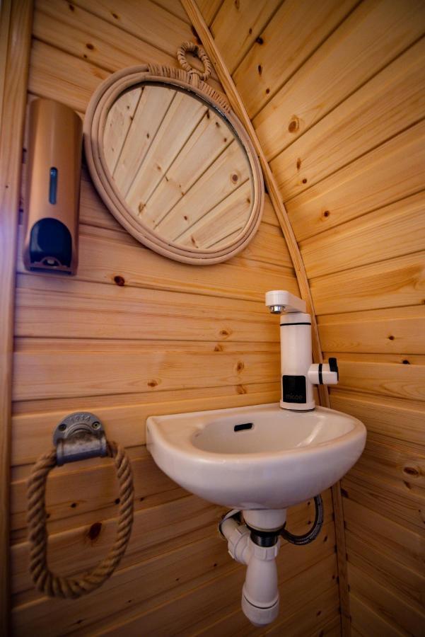 Highland & Transylvania Glamping Pods รอยบริดจ์ ภายนอก รูปภาพ